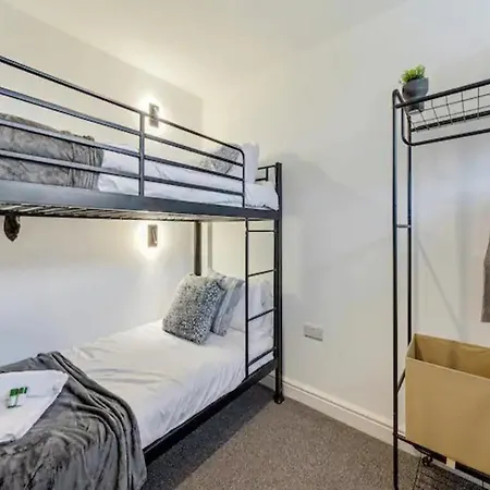 Pass The Keys Chic 3-bedroom Retreat By Etihad Stadium And New Coop Live Arena