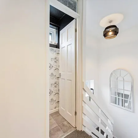 Semesterbostad Pass The Keys Chic 3-bedroom Retreat By Etihad Stadium And New Coop Live Arena Manchester