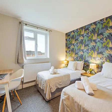 Holiday home Pass The Keys Chic 3-bedroom Retreat By Etihad Stadium And New Coop Live Arena
