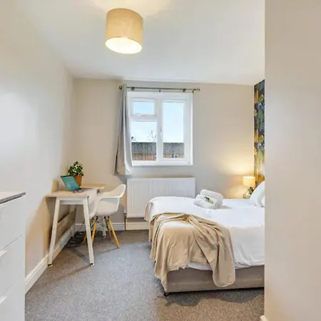 Pass The Keys Chic 3-bedroom Retreat By Etihad Stadium And New Coop Live Arena *