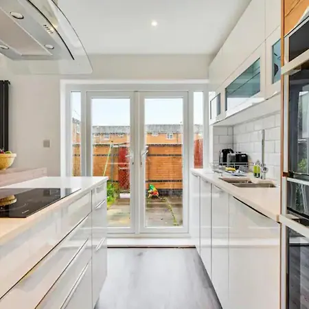 Pass The Keys Chic 3-bedroom Retreat By Etihad Stadium And New Coop Live Arena