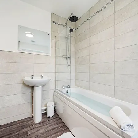 Pass The Keys Chic 3-bedroom Retreat By Etihad Stadium And New Coop Live Arena