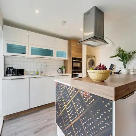 Pass The Keys Chic 3-bedroom Retreat By Etihad Stadium And New Coop Live Arena Semesterbostad *