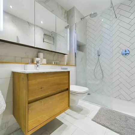 Stylish 2bed Centre *