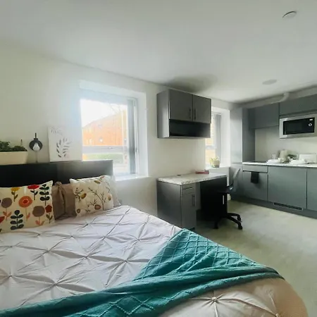 Stretford's Best: Cosy Studio Retreat アパート *