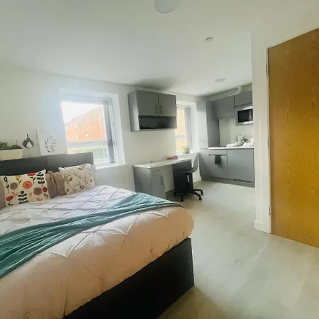 Stretford's Best: Cosy Studio Retreat דירה מנצ'סטר