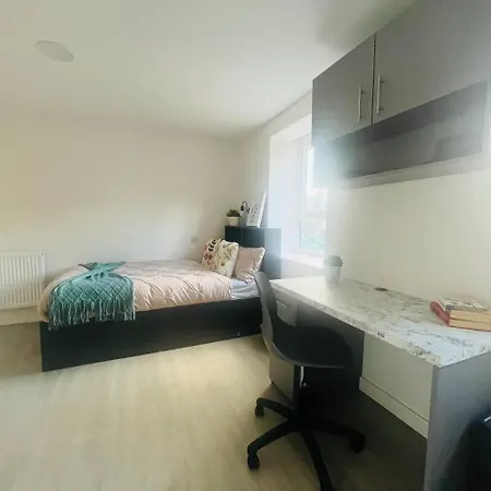 Stretford's Best: Cosy Studio Retreat *