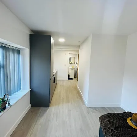 Chic Hideaway: Modern Studio In Stretford Apartman