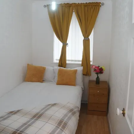 Cosy & Quiet House Close To Etihad And Centre *