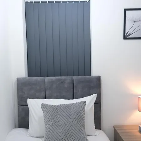 Etihcity - 3 Bedroom Semi - Free Parking Near Etihad Stadium, Tourist Attractions, Centre, Transport And Motorway Links Next To Mcdonald's - Sky N Netflix בית נופש *