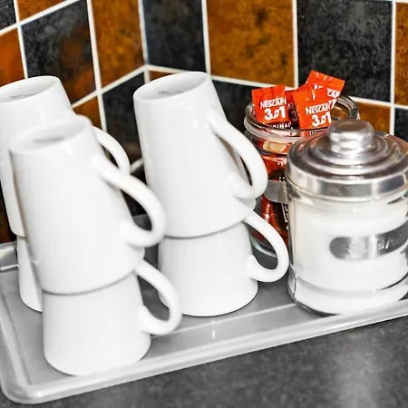 1 Night Stays - Stylish 4 Bed House W/garden ✘ Sleeps 9 - Salford ☆ Free Parking → Smart Tvs In Every Bedroom ☆ Free Netflix ✪ 6 Min To Centre, Close To Trafford Centre, Etihad Stadium, Arena, Clubs & More! Hébergement de vacances Manchester