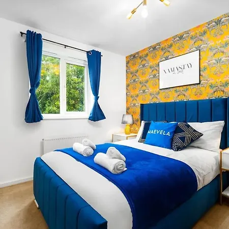 1 Night Stays - Stylish 4 Bed House W/garden ✘ Sleeps 9 - Salford ☆ Free Parking → Smart Tvs In Every Bedroom ☆ Free Netflix ✪ 6 Min To Centre, Close To Trafford Centre, Etihad Stadium, Arena, Clubs & More! * Manchester