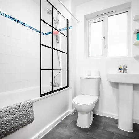 1 Night Stays - Stylish 4 Bed House W/garden ✘ Sleeps 9 - Salford ☆ Free Parking → Smart Tvs In Every Bedroom ☆ Free Netflix ✪ 6 Min To Centre, Close To Trafford Centre, Etihad Stadium, Arena, Clubs & More! Hébergement de vacances