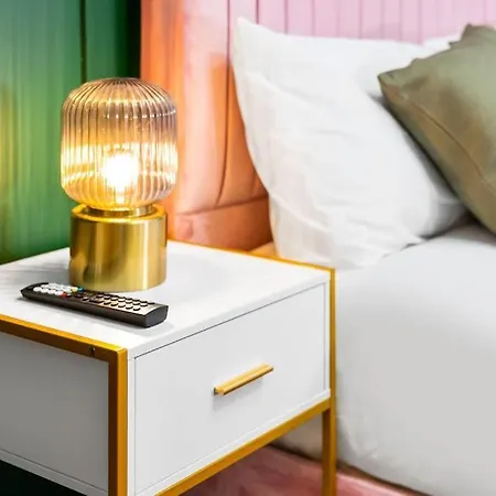 1 Night Stays - Stylish 4 Bed House W/garden ✘ Sleeps 9 - Salford ☆ Free Parking → Smart Tvs In Every Bedroom ☆ Free Netflix ✪ 6 Min To Centre, Close To Trafford Centre, Etihad Stadium, Arena, Clubs & More! Hébergement de vacances *