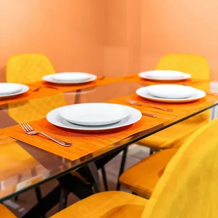 1 Night Stays - Stylish 4 Bed House W/garden ✘ Sleeps 9 - Salford ☆ Free Parking → Smart Tvs In Every Bedroom ☆ Free Netflix ✪ 6 Min To Centre, Close To Trafford Centre, Etihad Stadium, Arena, Clubs & More! Hébergement de vacances Manchester