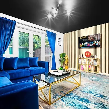 Hébergement de vacances 1 Night Stays - Stylish 4 Bed House W/garden ✘ Sleeps 9 - Salford ☆ Free Parking → Smart Tvs In Every Bedroom ☆ Free Netflix ✪ 6 Min To Centre, Close To Trafford Centre, Etihad Stadium, Arena, Clubs & More! Manchester