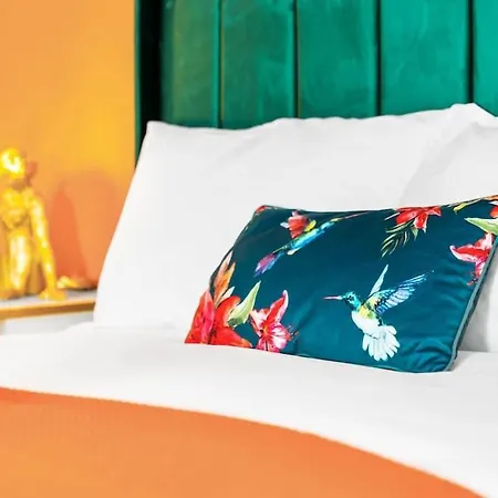 1 Night Stays - Stylish 4 Bed House W/garden ✘ Sleeps 9 - Salford ☆ Free Parking → Smart Tvs In Every Bedroom ☆ Free Netflix ✪ 6 Min To Centre, Close To Trafford Centre, Etihad Stadium, Arena, Clubs & More! Hébergement de vacances *