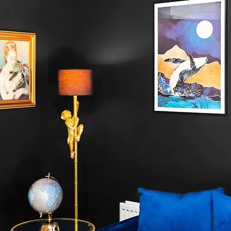 1 Night Stays - Stylish 4 Bed House W/garden ✘ Sleeps 9 - Salford ☆ Free Parking → Smart Tvs In Every Bedroom ☆ Free Netflix ✪ 6 Min To Centre, Close To Trafford Centre, Etihad Stadium, Arena, Clubs & More! Manchester