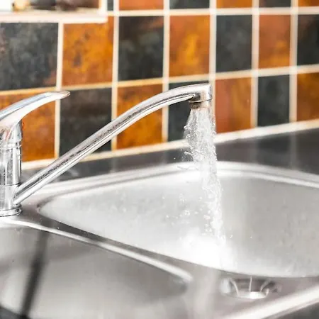 1 Night Stays - Stylish 4 Bed House W/garden ✘ Sleeps 9 - Salford ☆ Free Parking → Smart Tvs In Every Bedroom ☆ Free Netflix ✪ 6 Min To Centre, Close To Trafford Centre, Etihad Stadium, Arena, Clubs & More! * Manchester