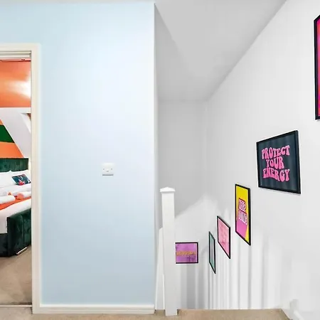 Hébergement de vacances 1 Night Stays - Stylish 4 Bed House W/garden ✘ Sleeps 9 - Salford ☆ Free Parking → Smart Tvs In Every Bedroom ☆ Free Netflix ✪ 6 Min To Centre, Close To Trafford Centre, Etihad Stadium, Arena, Clubs & More! *