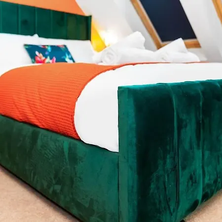 1 Night Stays - Stylish 4 Bed House W/garden ✘ Sleeps 9 - Salford ☆ Free Parking → Smart Tvs In Every Bedroom ☆ Free Netflix ✪ 6 Min To Centre, Close To Trafford Centre, Etihad Stadium, Arena, Clubs & More! * Manchester