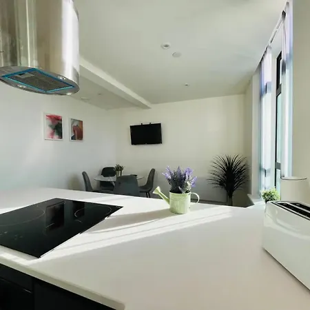 Beautiful 3br Penthouse In Old Trafford *