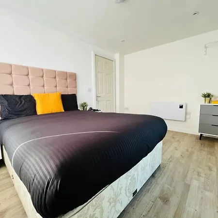Beautiful 3br Penthouse In Old Trafford アパート *