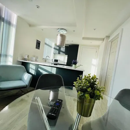 Beautiful 3br Penthouse In Old Trafford * Manchester