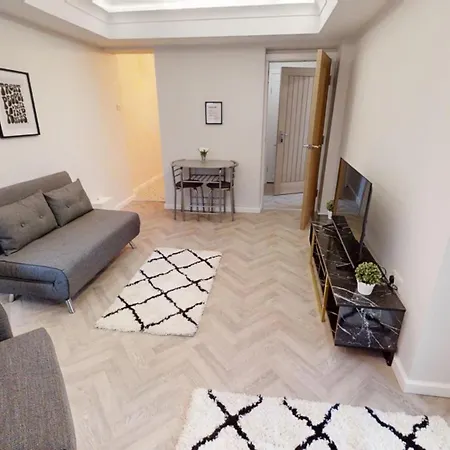 A Prestwich M25 Apartment *