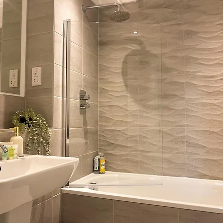 Bright & Cosy Penthouse In Old Trafford דירה מנצ'סטר