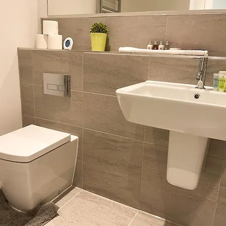 דירה Bright & Cosy Penthouse In Old Trafford מנצ'סטר