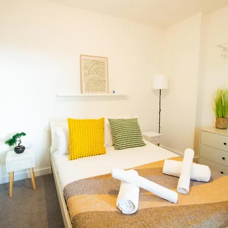 Bright & Cosy Penthouse In Old Trafford מנצ'סטר