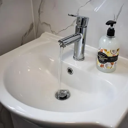 Stylish & Vibrant 2 Bedroom Retreat Apartment