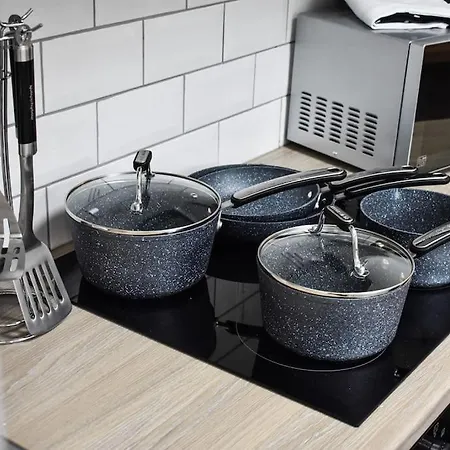 Stylish & Vibrant 2 Bedroom Retreat Apartment