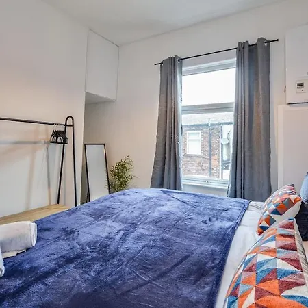 Stylish & Vibrant 2 Bedroom Retreat Apartment *
