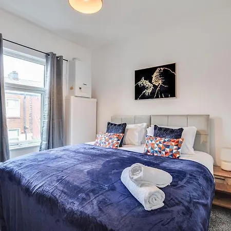 Stylish & Vibrant 2 Bedroom Retreat *