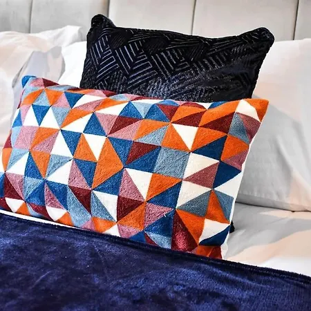 Stylish & Vibrant 2 Bedroom Retreat Apartment Manchester