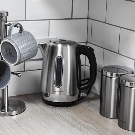 Stylish & Vibrant 2 Bedroom Retreat Apartment