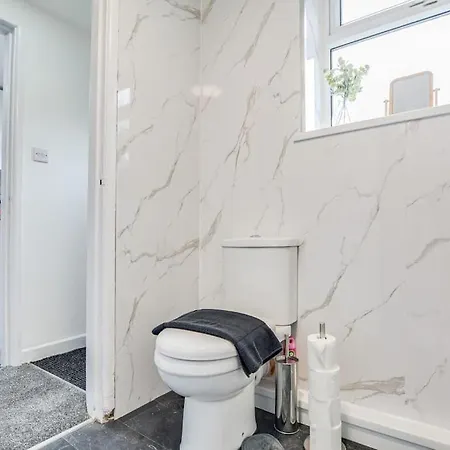 Stylish & Vibrant 2 Bedroom Retreat