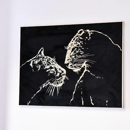 Stylish & Vibrant 2 Bedroom Retreat Apartment *