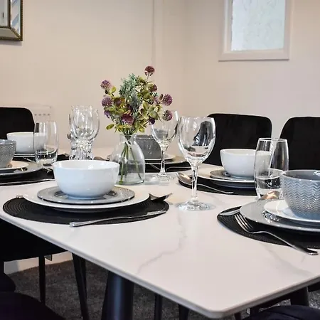 Stylish & Vibrant 2 Bedroom Retreat Apartment Manchester