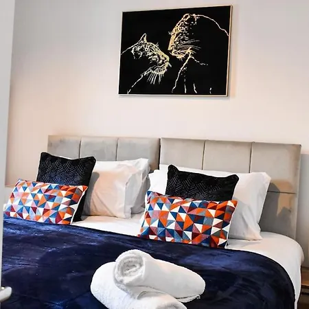 Stylish & Vibrant 2 Bedroom Retreat مانشستر