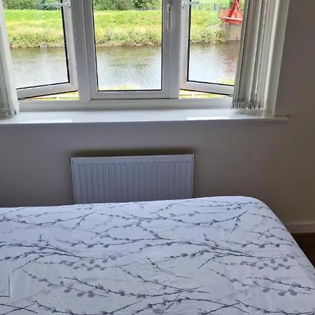 2-bed House With Canal View Garden & Petsok * Manchester