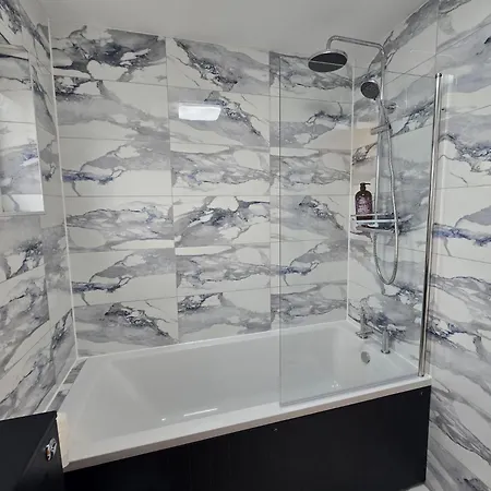 New 2 Bedroom In - Stretford - Old Trafford Close To Football-cricket Ground & Centre *