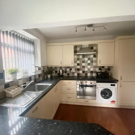 Heaton Moor - Failte - Free Parking - Excellent Links To The City - Stockport's Finest Suburb
