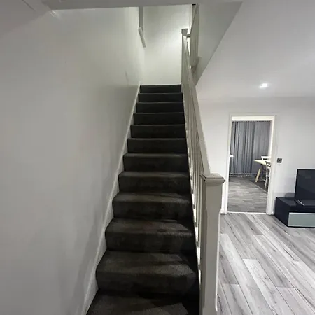 Executive 3 Bedroom House Apartment *
