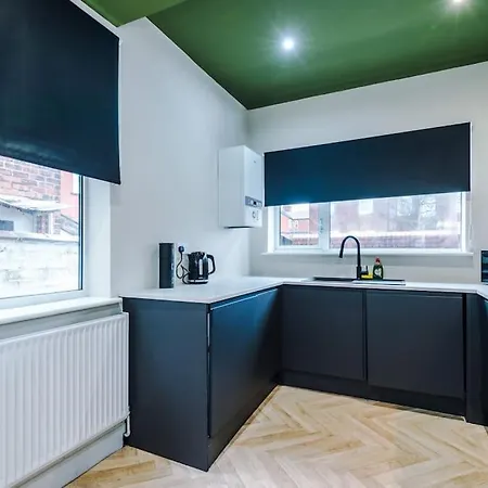 Salford Sanctuary 5 Bed House * Manchester