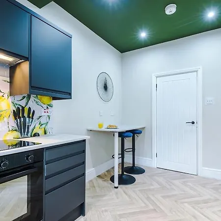 بيت للعطل Salford Sanctuary 5 Bed House *