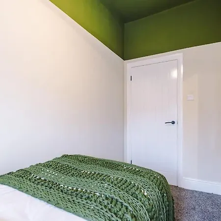 Salford Sanctuary 5 Bed House بيت للعطل