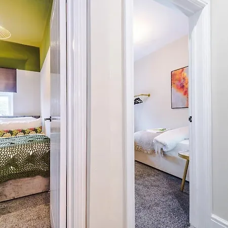 Salford Sanctuary 5 Bed House 別荘 *